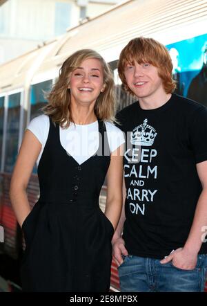 Les acteurs britanniques Rupert Grint et Emma Watson posent lors d'une séance photo pour le film « Harry Potter et l'ordre du Phoenix » qui s'est tenu à la gare de Bercy à Paris, en France, le 4 juillet 2007. Photo de Denis Guignebourg/ABACAPRESS.COM Banque D'Images