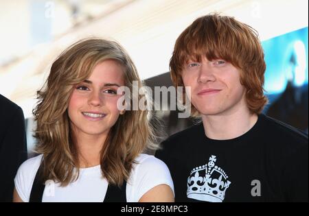 Les acteurs britanniques Rupert Grint et Emma Watson posent lors d'une séance photo pour le film « Harry Potter et l'ordre du Phoenix » qui s'est tenu à la gare de Bercy à Paris, en France, le 4 juillet 2007. Photo de Denis Guignebourg/ABACAPRESS.COM Banque D'Images