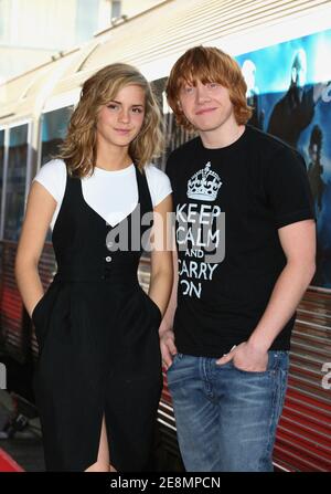 Les acteurs britanniques Rupert Grint et Emma Watson posent lors d'une séance photo pour le film « Harry Potter et l'ordre du Phoenix » qui s'est tenu à la gare de Bercy à Paris, en France, le 4 juillet 2007. Photo de Denis Guignebourg/ABACAPRESS.COM Banque D'Images