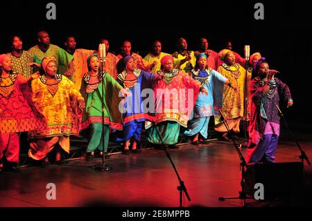 Soweto Gospel Choir se exécutant au Aberystwyth Arts Centre, pays de Galles, Royaume-Uni Banque D'Images