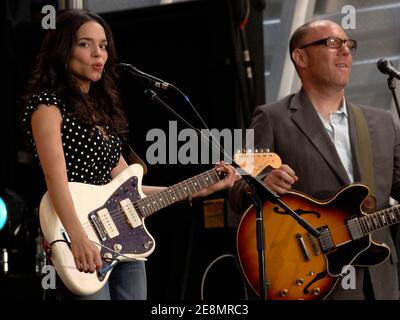 Norah Jones se produit en direct lors de la série de concerts d'été Good Morning America d'ABC, qui s'est tenue à Bryant Park à New York City, NY, États-Unis, le vendredi 6 juillet 2007. Photo de Donna Ward/ABACAPRESS.COM Banque D'Images