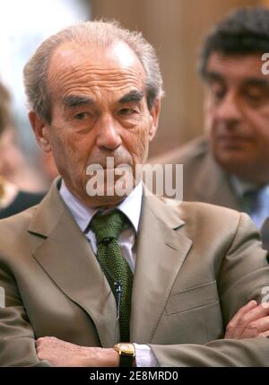 Le sénateur et ancien ministre de la Justice Robert Badinter assiste au 20e anniversaire du procès de l'officier nazi Klaus Barbie à Lyon, en France, le 2 juillet 2007. Photos de Vincent Dargent/ABACAPRESS.COM Banque D'Images