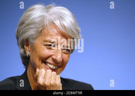 Photo du dossier - la ministre de l'économie Christine Lagarde assiste au Conseil national de l'UMP, qui s'est tenu à l'hôtel Meridien de Paris, en France, le 7 juillet 2007. Le Conseil européen a annoncé mardi que Lagarde, l'actuel chef du Fonds monétaire international, avait été choisi pour succéder à Mario Draghi au poste de président de la Banque centrale européenne, dont le mandat de huit ans se termine en octobre. Photo de Bisson-Fohlen/ABACAPRESS.COM Banque D'Images