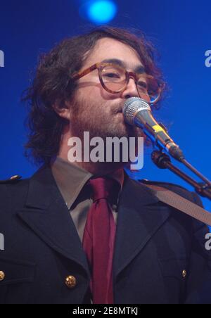 Sean Lennon, fils de John Lennon et Yoko Ono, se produit en direct sur scène pendant la deuxième journée du festival annuel de musique caritatif et caritatif « Solidays », qui s'est tenu sur le circuit de Longchamp à Paris, en France, le 7 juillet 2007. Photo de Khayat-Moreau/ABACAPRESS.COM Banque D'Images