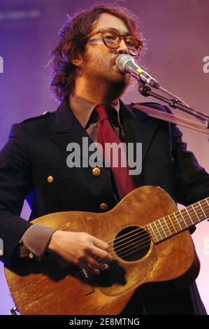 Sean Lennon, fils de John Lennon et Yoko Ono, se produit en direct sur scène pendant la deuxième journée du festival annuel de musique caritatif et caritatif « Solidays », qui s'est tenu sur le circuit de Longchamp à Paris, en France, le 7 juillet 2007. Photo de Khayat-Moreau/ABACAPRESS.COM Banque D'Images