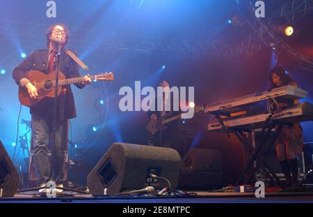 Sean Lennon, fils de John Lennon et Yoko Ono, se produit en direct sur scène pendant la deuxième journée du festival annuel de musique caritatif et caritatif « Solidays », qui s'est tenu sur le circuit de Longchamp à Paris, en France, le 7 juillet 2007. Photo de Khayat-Moreau/ABACAPRESS.COM Banque D'Images