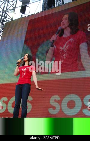 L'actrice Rachel Weisz apparaît sur scène pendant Live Earth : concerts pour une crise climatique au New York Giants Stadium à New York, NY, USA, le 7 juillet 2007. Live Earth est un événement musical qui rassemblera plus de 2 milliards de personnes pour sensibiliser le public au réchauffement climatique, avec 24 heures de musique sur 7 continents et des représentations de plus de 150 des meilleurs musiciens du monde. Photo de Gregorio Binuya/ABACAPRESS.COM Banque D'Images