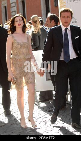 Anne Hathaway arrive pour le salon de la haute Couture d'hiver de l'automne 2007-2008 du Valentino, dans le cadre des célébrations du 45e anniversaire de la maison de mode Valentino, qui s'est tenu au 1 via Santo Spirito à Rome, en Italie, le 7 juillet 2007. Photo de David Miller/ABACAPRESS.COM Banque D'Images