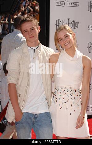 Emma Watson et son frère Alex Watson assistent à la première de 'Harry Potter and the Order of the Phoenix' qui s'est tenue au Grauman's Chinese Theatre sur Hollywood Boulevard à Los Angeles, CA, USA le 8 juillet 2007. Photo de Lionel Hahn/ABACAPRESS.COM Banque D'Images