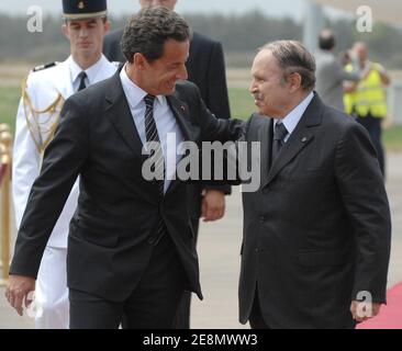 Le président algérien Abdelaziz Bouteflika accueille le président français Nicolas Sarkozy à l'aéroport de Houari Boumedienne à Alger, en Algérie, le 10 juillet 2007. Photo de Jacques Witt/Pool/ABACAPRESS.COM Banque D'Images