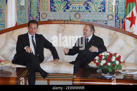 Le président algérien Abdelaziz Bouteflika accueille le président français Nicolas Sarkozy à l'aéroport de Houari Boumedienne à Alger, en Algérie, le 10 juillet 2007. Photo de Jacques Witt/Pool/ABACAPRESS.COM Banque D'Images