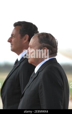 Le président algérien Abdelaziz Bouteflika accueille le président français Nicolas Sarkozy à l'aéroport de Houari Boumedienne à Alger, en Algérie, le 10 juillet 2007. Photo de Jacques Witt/Pool/ABACAPRESS.COM Banque D'Images