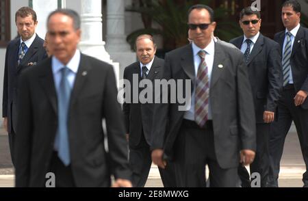 Le président algérien Abdelaziz Bouteflika accueille le président français Nicolas Sarkozy à l'aéroport de Houari Boumedienne à Alger, en Algérie, le 10 juillet 2007. Photo de Jacques Witt/Pool/ABACAPRESS.COM Banque D'Images