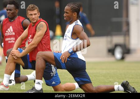 Andriy Shevchenko et Didier Drogba en action lors de la première session d'entraînement du Chelsea football Club à UCLA, Los Angeles, CA, USA, le 10 juillet 2007. Photo de Lionel Hahn/Cameleon/ABACAPRESS.COM Banque D'Images