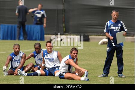 Didier Drogba, John Terry et Frank Lampard et l'entraîneur Jose Mourinho en action lors de la première session d'entraînement du Chelsea football Club à UCLA, Los Angeles, CA, Etats-Unis, le 10 juillet 2007. Photo de Lionel Hahn/Cameleon/ABACAPRESS.COM Banque D'Images