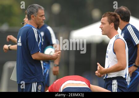 Entraînez Jose Mourinho et John Terry en action lors de la première séance d'entraînement du Chelsea football Club à UCLA, Los Angeles, CA, États-Unis, le 10 juillet 2007. Photo de Lionel Hahn/Cameleon/ABACAPRESS.COM Banque D'Images