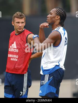 Andriy Shevchenko et Didier Drogba en action lors de la première session d'entraînement du Chelsea football Club à UCLA, Los Angeles, CA, USA, le 10 juillet 2007. Photo de Lionel Hahn/Cameleon/ABACAPRESS.COM Banque D'Images