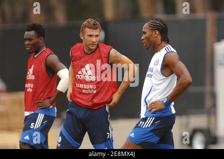 Andriy Shevchenko et Didier Drogba en action lors de la première session d'entraînement du Chelsea football Club à UCLA, Los Angeles, CA, USA, le 10 juillet 2007. Photo de Lionel Hahn/Cameleon/ABACAPRESS.COM Banque D'Images