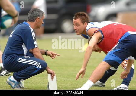 Entraînez Jose Mourinho et John Terry en action lors de la première séance d'entraînement du Chelsea football Club à UCLA, Los Angeles, CA, États-Unis, le 10 juillet 2007. Photo de Lionel Hahn/Cameleon/ABACAPRESS.COMV. Banque D'Images