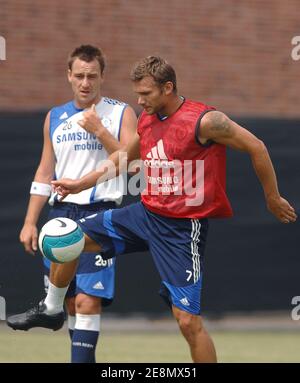 John Terry et Andriy Shevchenko en action lors de la première séance d'entraînement du Chelsea football Club à UCLA, Los Angeles, CA, États-Unis, le 10 juillet 2007. Photo de Lionel Hahn/Cameleon/ABACAPRESS.COM Banque D'Images