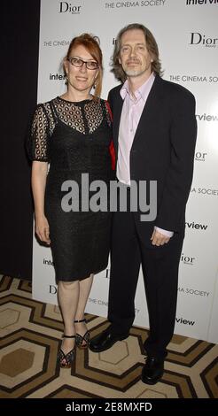 Le directeur et membre du casting Steve Buscemi et son épouse JO Andres assistent à une projection spéciale de 'Interview' qui s'est tenue au Tribeca Grand Hotel, à New York, NY, USA, le 11 juillet 2007. Photo de David Miller/ABACAPRES.COM Banque D'Images