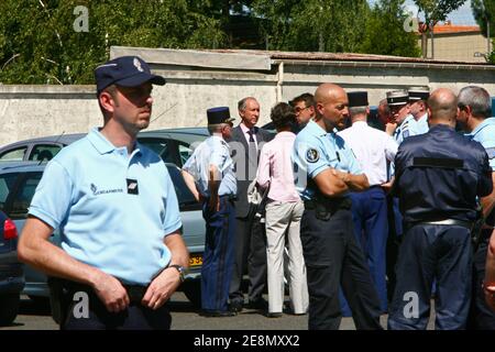 Un policier de 43 ans, avec des problèmes psychologiques, a tué son supérieur et ses deux enfants avant de se mettre le feu sur lui-même aujourd'hui à Malakoff, dans le sud-ouest de Paris, en France, le 13 juillet 2007. Photo Voici une vue de l'endroit où le drame a eu lieu, tandis que les flics ont essayé de garder les médias loin. Photo de Mousse/ABACAPRESS.COM Banque D'Images
