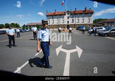 Un policier de 43 ans, avec des problèmes psychologiques, a tué son supérieur et ses deux enfants avant de se mettre le feu sur lui-même aujourd'hui à Malakoff, dans le sud-ouest de Paris, en France, le 13 juillet 2007. Photo Voici une vue de l'endroit où le drame a eu lieu, tandis que les flics ont essayé de garder les médias loin. Photo de Mousse/ABACAPRESS.COM Banque D'Images