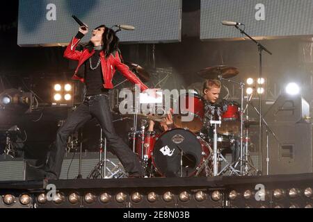 Le Tokio Hotel se produit en direct lors d'un concert dans le cadre de la fête de la Bastille à Paris, en France, le 14 juillet 2007. Photo de Tom Haley/POOL/ABACAPRESS.COM Banque D'Images