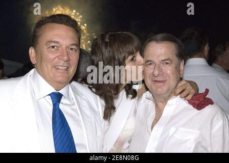 Le PDG Telemedia Pierre Guillermo (L), l'écrivain Paul-Loup Sulitzer (R) et sa petite amie Alizee Berie ont participé à la soirée Blanche organisée par le meilleur homme d'affaires de l'année Pierre Guillermo à Paris, en France, le 14 juillet 2007. Photo de Helder Januario/ABACAPRESS.COM Banque D'Images