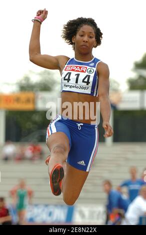 Eloyse Lesueur, en France, participe au long saut féminin lors des Championnats d'Europe juniors d'athlétisme, à Hengelo, aux pays-Bas, le 19 juillet 2007. Photo de Nicolas Gouhier/Cameleon/ABACAPRESS.COM Banque D'Images