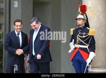 Le Premier ministre britannique Gordon Brown (R) accueille le président français Nicolas Sarkozy à l'Elysée Palace de Paris, France, le 20 juillet 2007. Les deux dirigeants ont discuté de la crise humanitaire au Darfour. Photo de Mousse/ABACAPRESS.COM Banque D'Images