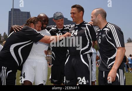Steve Jones, Jimmy Jean-Louis, Frank Leboeuf, Vinnie Jones et Jason Statham assistent à « Scer for Survivors » un match de football organisé par le Hollywood United football Club au profit du Programme for torture victimes The Hollywood United Youth Soccer Association. Los Angeles, CA, États-Unis le 22 juillet 2007. Photo de Lionel Hahn/Cameleon/ABACAPRESS.COM Banque D'Images