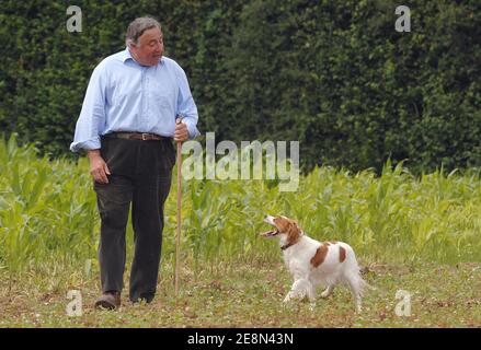 EXCLUSIF - l'ancien délégué français à l'emploi, le ministre Gerard Larcher, pose avec son chien 'Houpette' dans le pays près de Rambouillet, à l'ouest de Paris, en France, le 21 juillet 2007. Photo de Christophe Guibbbaud/ABACAPRESS.COM Banque D'Images