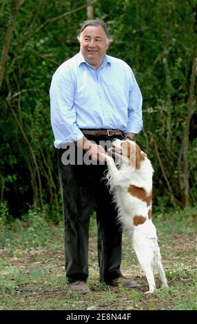 EXCLUSIF - l'ancien délégué français à l'emploi, le ministre Gerard Larcher, pose avec son chien 'Houpette' dans le pays près de Rambouillet, à l'ouest de Paris, en France, le 21 juillet 2007. Photo de Christophe Guibbbaud/ABACAPRESS.COM Banque D'Images