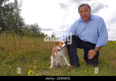 EXCLUSIF - l'ancien délégué français à l'emploi, le ministre Gerard Larcher, pose avec son chien 'Houpette' dans le pays près de Rambouillet, à l'ouest de Paris, en France, le 21 juillet 2007. Photo de Christophe Guibbbaud/ABACAPRESS.COM Banque D'Images