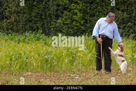 EXCLUSIF - l'ancien délégué français à l'emploi, le ministre Gerard Larcher, pose avec son chien 'Houpette' dans le pays près de Rambouillet, à l'ouest de Paris, en France, le 21 juillet 2007. Photo de Christophe Guibbbaud/ABACAPRESS.COM Banque D'Images