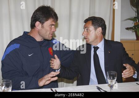 Le président Nicolas Sarkozy s'entretient avec Fabien Pelous lors de la visite de l'équipe française de rugby au centre national de rugby de Marcoussis, France, le 23 juillet 2007. Photo de Vladimir Sichov/POOL/Cameleon/ABACAPRESS.COM Banque D'Images