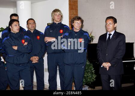 Le président Nicolas Sarkozy lors de la visite de l'équipe française au centre national de rugby de Marcoussis, France, le 23 juillet 2007. Photo de Vladimir Sichov/POOL/Cameleon/ABACAPRESS.COM Banque D'Images