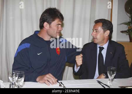 Le président Nicolas Sarkozy s'entretient avec Fabien Pelous lors de la visite de l'équipe française de rugby au centre national de rugby de Marcoussis, France, le 23 juillet 2007. Photo de Vladimir Sichov/POOL/Cameleon/ABACAPRESS.COM Banque D'Images