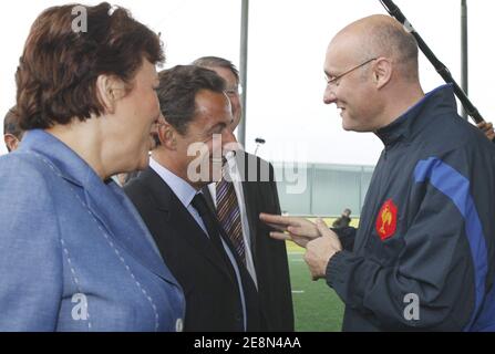 Bernard Laporte, entraîneur de l'équipe de rugby, s'entretient avec le président Nicolas Sarkozy et la ministre des Sports et de la Santé Roselyne Bachelot lors de la visite de l'équipe française au centre national de rugby de Marcoussis, France, le 23 juillet 2007. Photo de Vladimir Sichov/POOL/Cameleon/ABACAPRESS.COM Banque D'Images