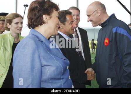 Bernard Laporte, entraîneur de l'équipe de rugby, s'entretient avec le président Nicolas Sarkozy et la ministre des Sports et de la Santé Roselyne Bachelot lors de la visite de l'équipe française au centre national de rugby de Marcoussis, France, le 23 juillet 2007. Photo de Vladimir Sichov/POOL/Cameleon/ABACAPRESS.COM Banque D'Images