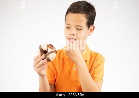 le garçon de l'adolescence avec des beignes pense à la collation de sucre que rend son enfance joyeuse et douce Banque D'Images