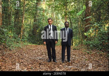 Le président français Nicolas Sarkozy pose avec son homologue gabonais Omar Bongo, dans la forêt de Mondah à Libreville, au Gabon, le 27 juillet 2007. Photo de Christophe Guibbbaud/ABACAPRESS.COM Banque D'Images