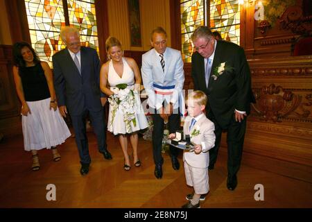 L'ancien Premier ministre Lionel Jospin, le maire de Paris, Bertrand Delanoe, l'ancien ministre de l'intérieur et le 18e maire de Paris, Daniel Vaillant, ainsi que sa femme Isabelle, ont été photographiés lors de leur mariage à l'hôtel de ville de Paris, en France, le 28 juillet 2007. Photo de Mousse/ABACAPRESS.COM Banque D'Images