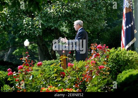 LE président AMÉRICAIN George W. Bush parle dans le jardin des roses de la Maison Blanche après une réunion avec son cabinet à Washington, DC, USA le 2 août 2007. Bush a discuté de l'effondrement du pont à Minneapolis, dans le Minnesota, et de l'état des discussions budgétaires avec le Congrès américain. Photo par Olivier Douliery/ABACAPRESS.COM Banque D'Images