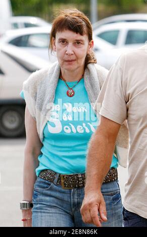 L'ancienne terroriste du groupe Arme 'action directe' Nathalie Menigon regagne sa cellule d'apres sa première route de semi liberté. Apres 20 ans d'incarcération, elle beneficiera du régime de semi-liberté. Elle est disponible dans un centre de r Banque D'Images