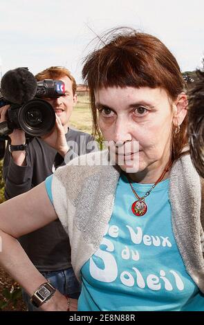 L'ancienne terroriste du groupe Arme 'action directe' Nathalie Menigon regagne sa cellule d'apres sa première route de semi liberté. Apres 20 ans d'incarcération, elle beneficiera du régime de semi-liberté. Elle est disponible dans un centre de r Banque D'Images