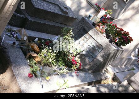 Tombe de Jim Morrison au cimetière du Père Lachaise, à Paris, en France, le 19 juillet 2007. Il meurt il y a seulement 36 ans. La tombe est nettoyée et protégée par des clôtures de milliers de fans qui viennent chaque année pour rendre hommage au chanteur légendaire de Doors. Photo de Denis Guignebourg/ABACAPRESS.COM Banque D'Images