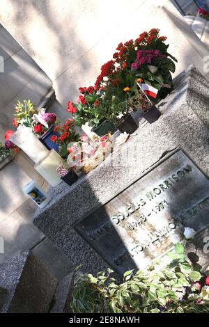Tombe de Jim Morrison au cimetière du Père Lachaise, à Paris, en France, le 19 juillet 2007. Il meurt il y a seulement 36 ans. La tombe est nettoyée et protégée par des clôtures de milliers de fans qui viennent chaque année pour rendre hommage au chanteur légendaire de Doors. Photo de Denis Guignebourg/ABACAPRESS.COM Banque D'Images