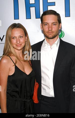 Jennifer Meyer et Tobey Maguire assistent à la première de la 11ème heure, qui s'est tenue aux cinémas ArcLight à Los Angeles, CA, Etats-Unis, le 8 août 2007. Photo de Brian Lindensmith/ABACAPRESS.COM Banque D'Images